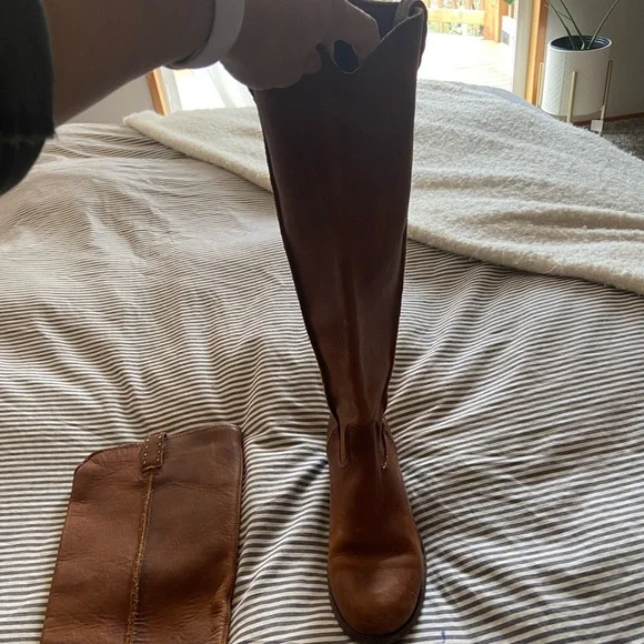 Frye riding boots size 8.5. Good use condition. Brown leather. - Picture 4 of 8